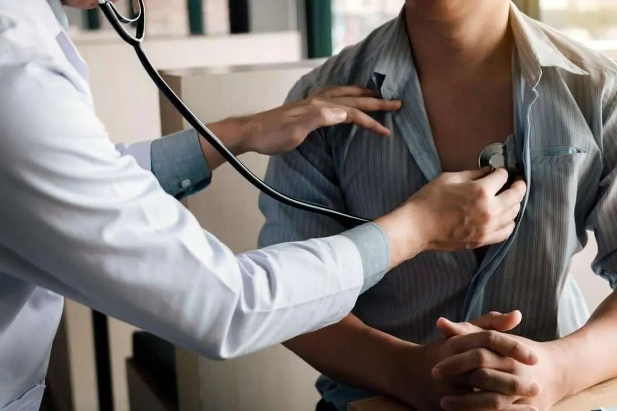 (تصویر) مستخدم مطب دکتر، یکماه بیماران را ویزیت کرد