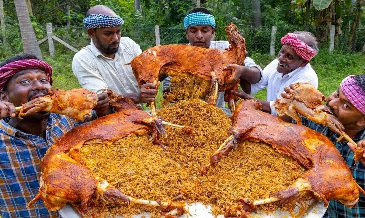 (ویدئو) غذای روستایی؛ نحوه تهیه بریانی گوسفند شکم پر به روش هندی
