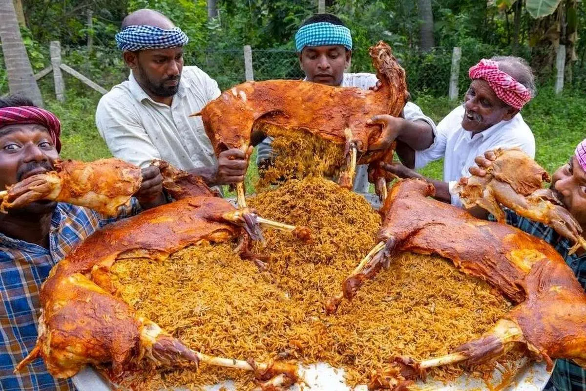 (ویدئو) غذای روستایی؛ نحوه تهیه بریانی گوسفند شکم پر به روش هندی