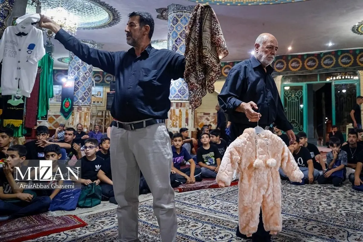 (تصاویر) رسم حراجی در حسینیه فشم؛ از سکه تا مرغ عشق