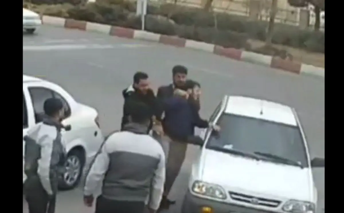 (ویدئو) ضرب و شتم یک شهروند توسط عوامل شهرداری شاهرود!