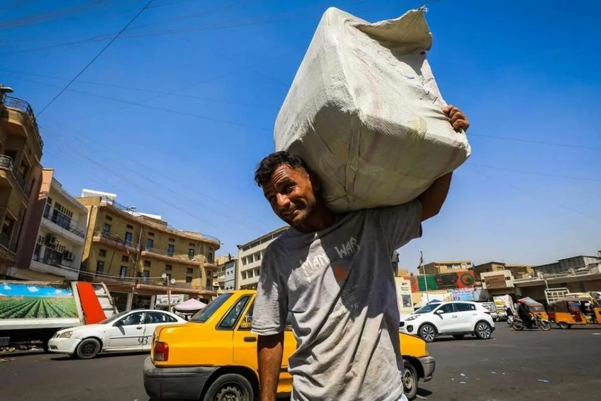 (تصاویر) برای لقمهای نان؛ رنج کارگران در گرمای ۵۰ درجه