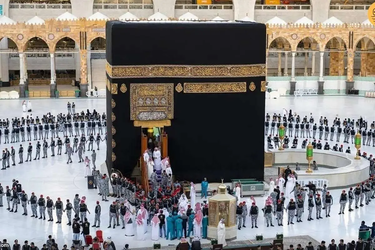 (ویدئو) مراسم شستوشوی داخل خانه خدا