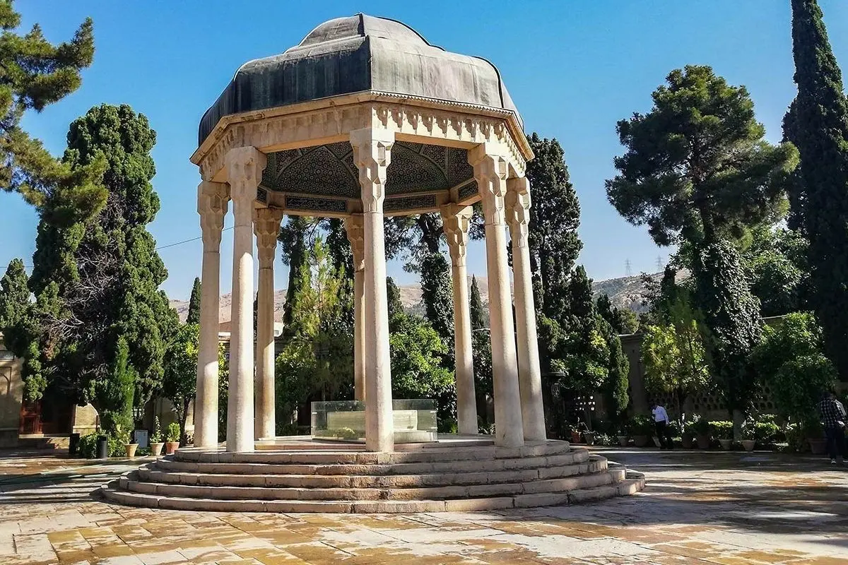 تفال به حافظ امروز شنبه ۱۴ مرداد ۱۴۰۲؛ منم که شهره شهرم به عشق ورزیدن