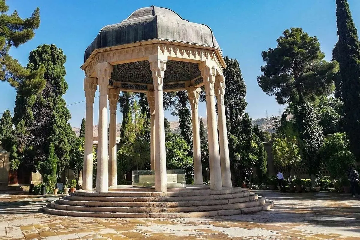 تفال به حافظ امروز شنبه ۱۴ مرداد ۱۴۰۲؛ منم که شهره شهرم به عشق ورزیدن