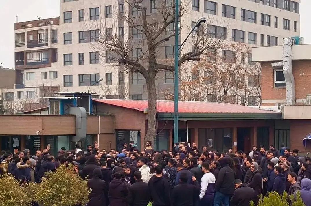 اخراج دو دانشجوی دانشگاه تهران به علت آتش زدن پرچم ایران 