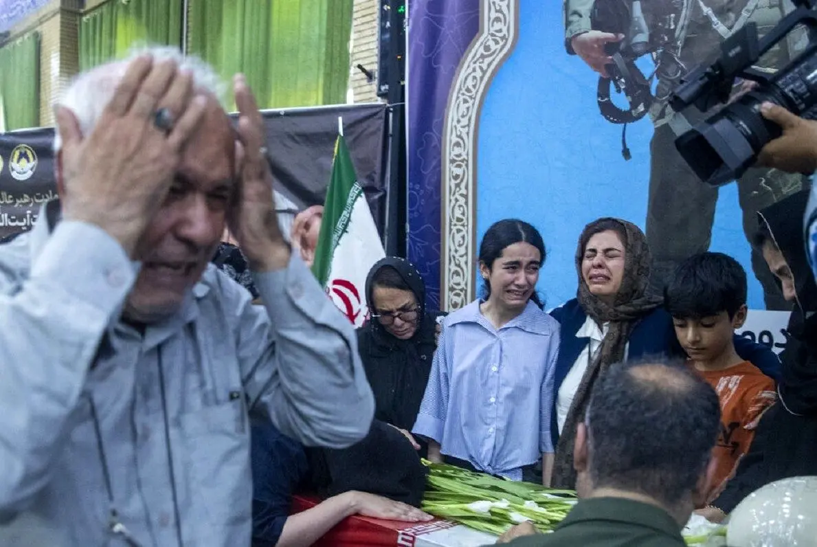 حاشیه تشییع خلبان شهید مجید کاظمی در شیراز
