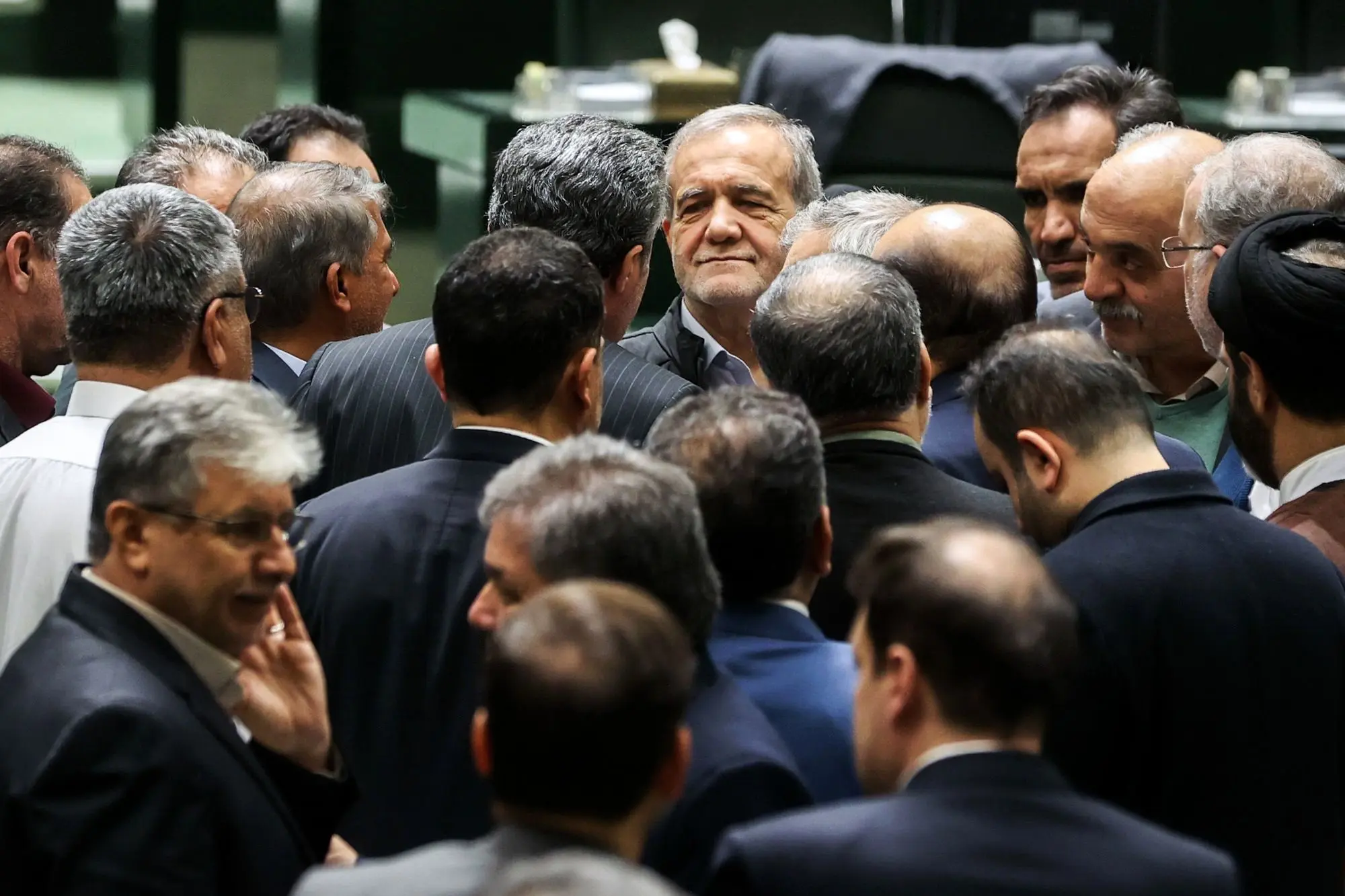  سیاست فعلی ایران بر سر دوراهی مسدود/ استعفای رئیس دولت یا انحلال مجلس؟

