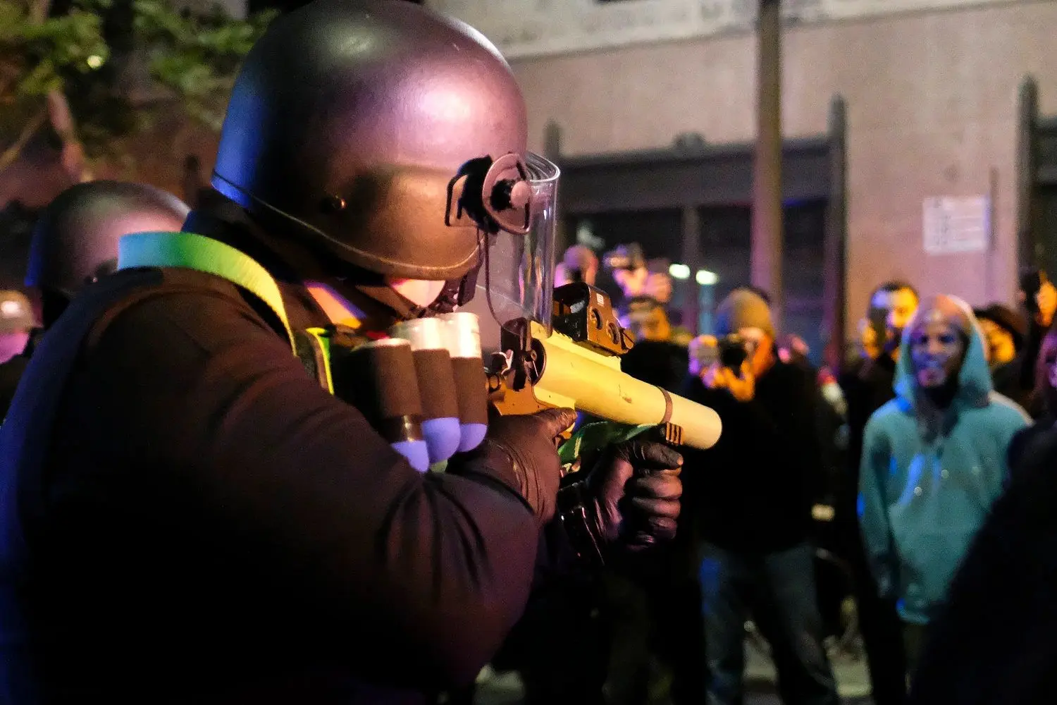 شلیک گلوله حاوی فلفل به چشم یک معترض در لس‌آنجلس 