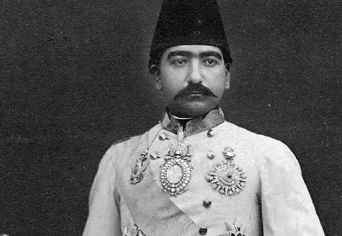 عکس یادگاری «کامران میرزا پسر ناصرالدین‌شاه» در کنار جمعی از درباریان