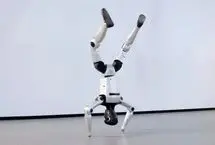 این ربات انسان‌نما رزمی کار است و پشتک می زند!