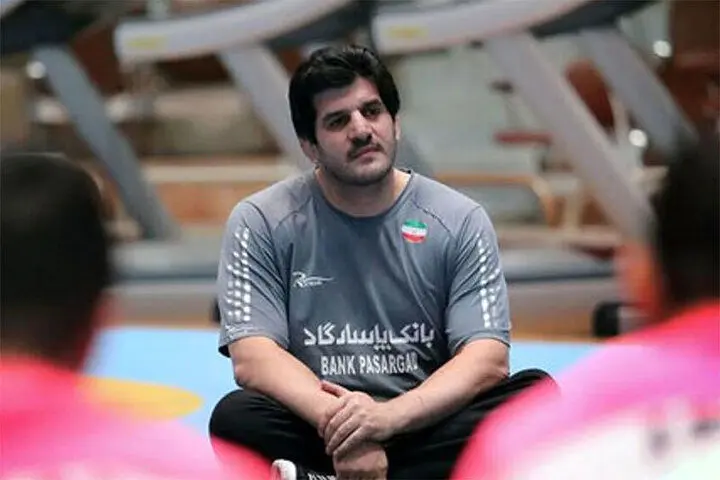 تصویر؛ رسول خادم در کنار خانواده صابر کاظمی 
