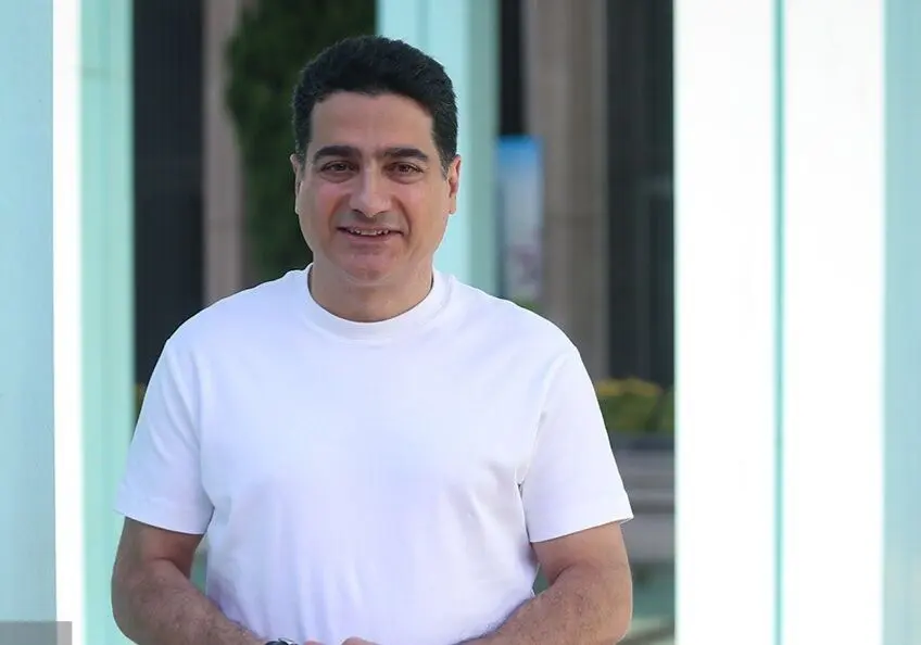 ببینید؛ موتورسواری همایون شجریان دور میدان آزادی