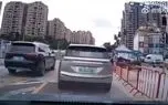 لحظه سقوط یک جرثقیل  در خیابان