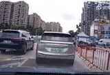 لحظه سقوط یک جرثقیل  در خیابان