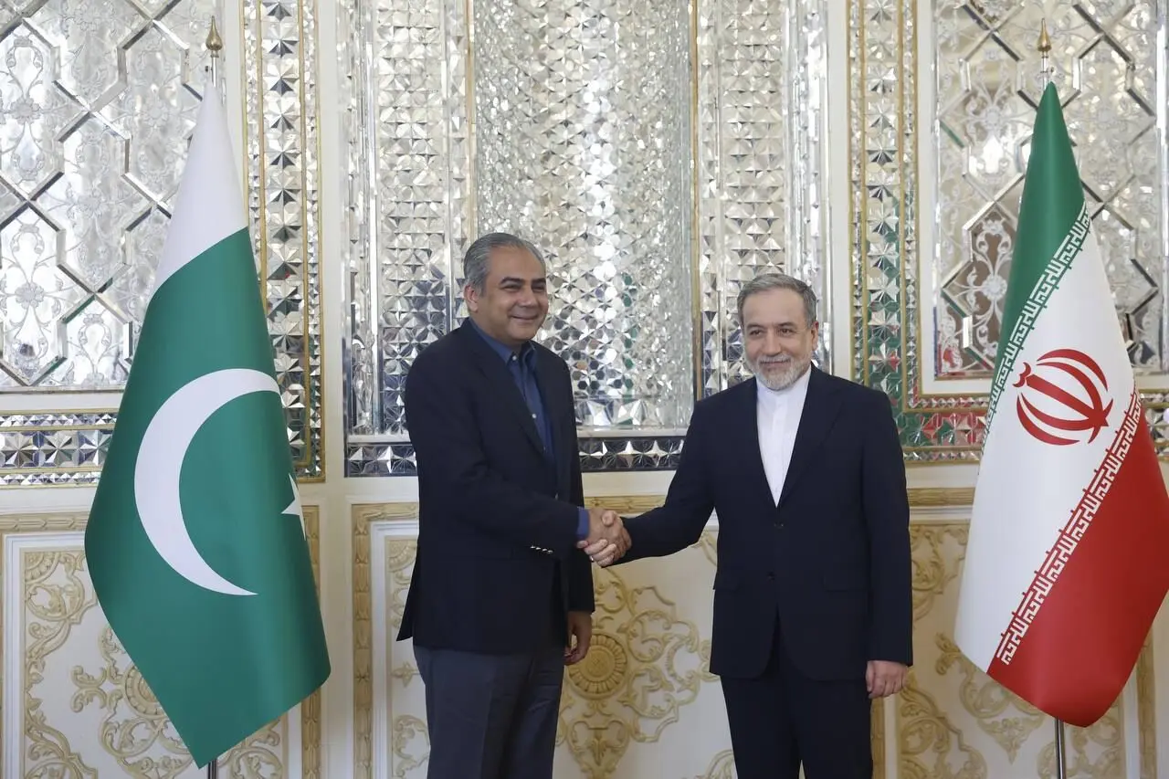 لحظه تقدیم پیام دولت پاکستان به عراقچی