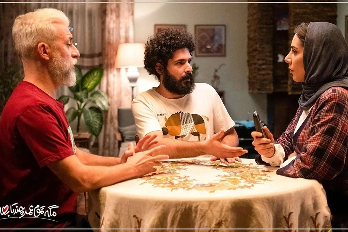 تصویری از شنای بیژن بنفشه خواه با لنگ در پشت صحنه سریال مگه تموم عمر چندتا بهاره 