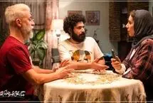 تصویری از شنای بیژن بنفشه خواه با لنگ در پشت صحنه سریال مگه تموم عمر چندتا بهاره 