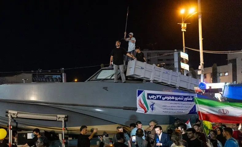رونمایی از شناور تندروی هجومی ۲۷ رجب در میدان انقلاب