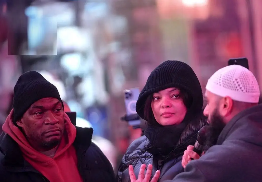 مسلمان شدن دو آمریکایی در مراسم افطار میدان تایمز