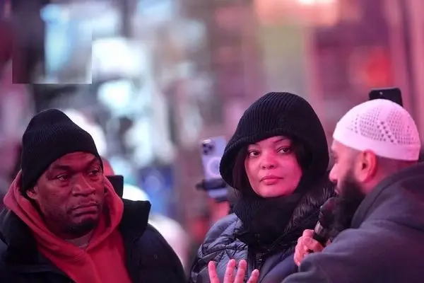 مسلمان شدن دو آمریکایی در مراسم افطار میدان تایمز