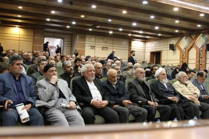 تصویر جالب از مراسم عسگراولادی/ ناطق نوری در کنار حسین شریعتمداری 