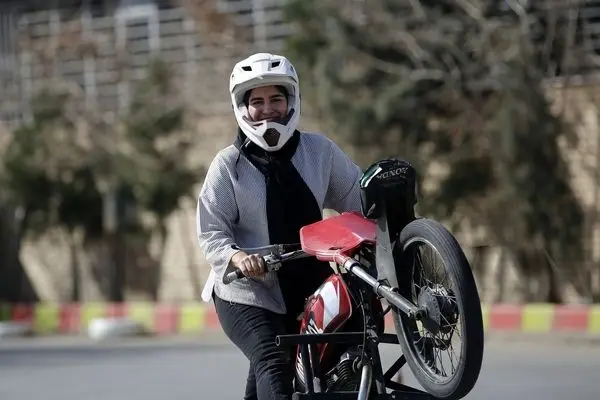 تصاویر؛ هنرنمایی دختران موتورسوار ایرانی