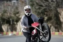 تصاویر؛ هنرنمایی دختران موتورسوار ایرانی