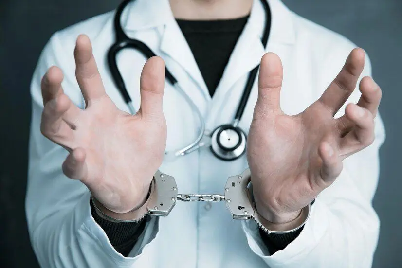 این جراح قلابی را شناسایی و به پلیس معرفی کنید