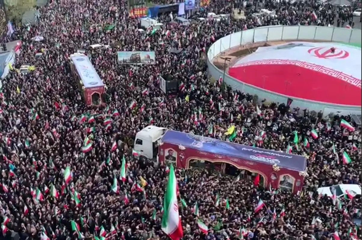 تشییع پیکر شهید تنگسیری در میدان انقلاب 