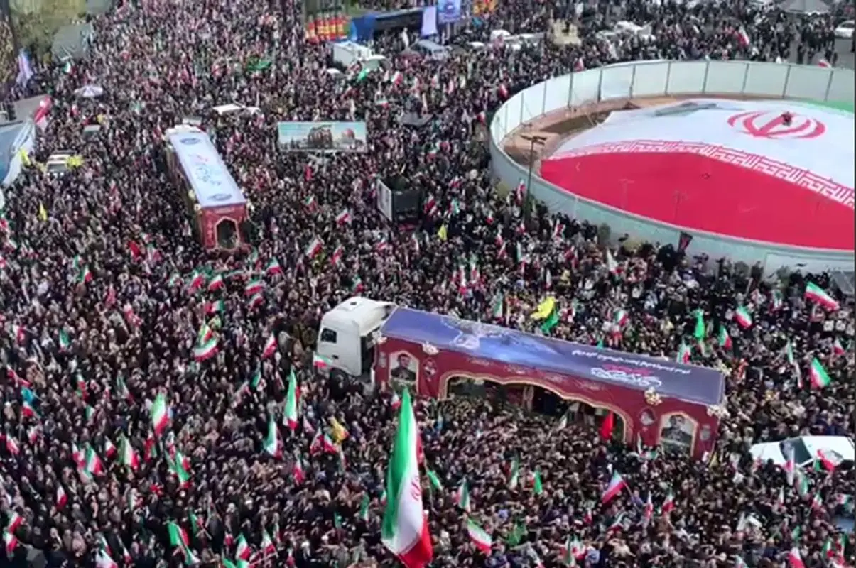 تشییع پیکر شهید تنگسیری در میدان انقلاب 