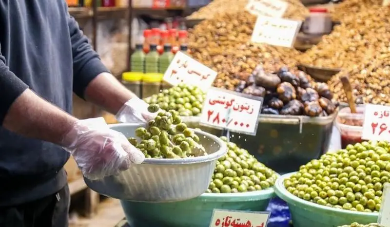  بازار رشت در یک روز بارانی 