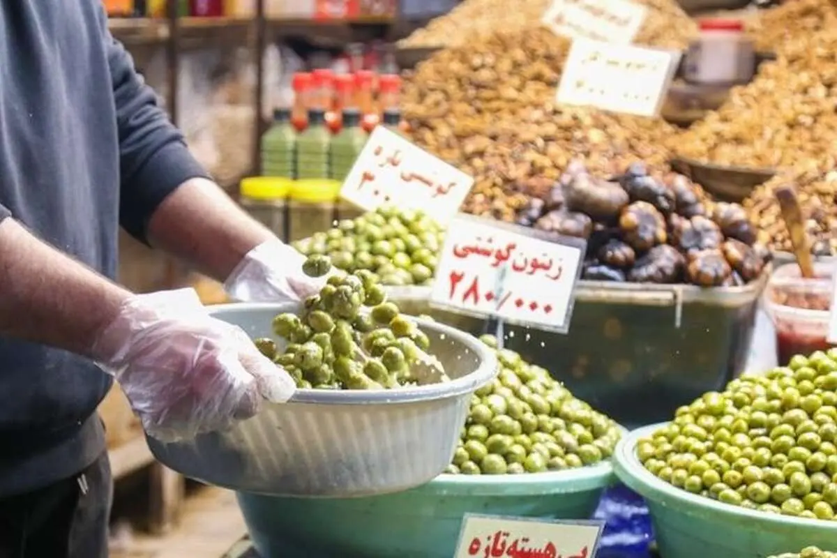 تصاویر؛ حال و هوای بازار رشت در یک روز بارانی 