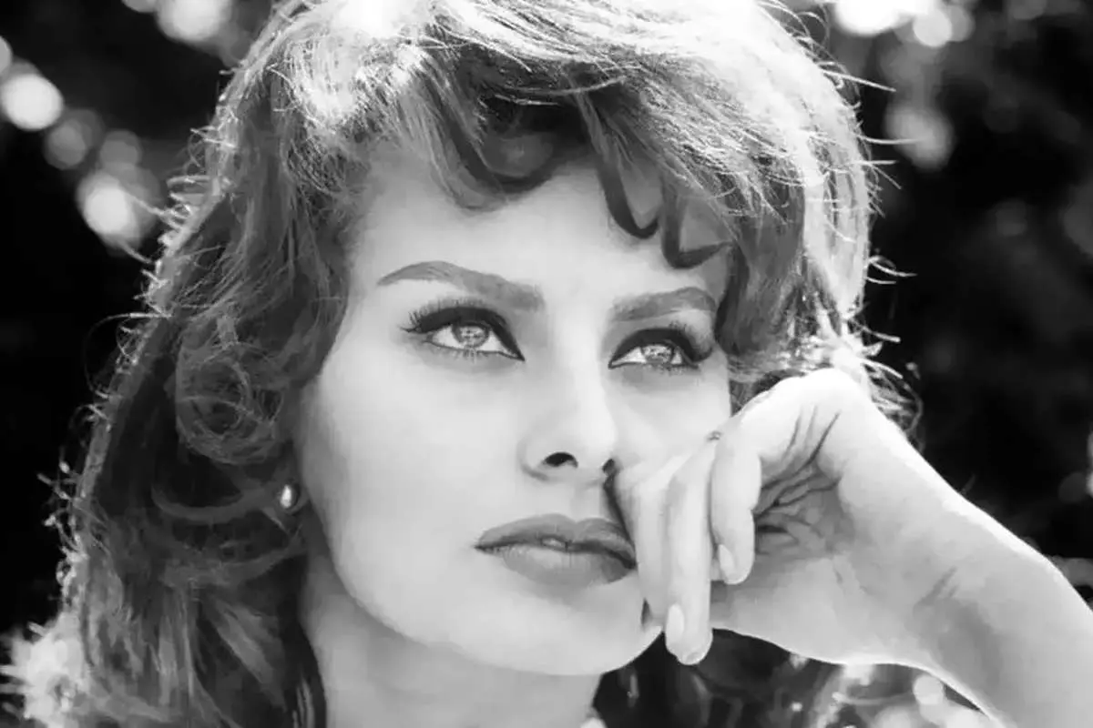 سوفیا لورن و ۳ بازیگر مشهور هالیوودی در کنار برج ایفل؛ ۶۳ سال پیش