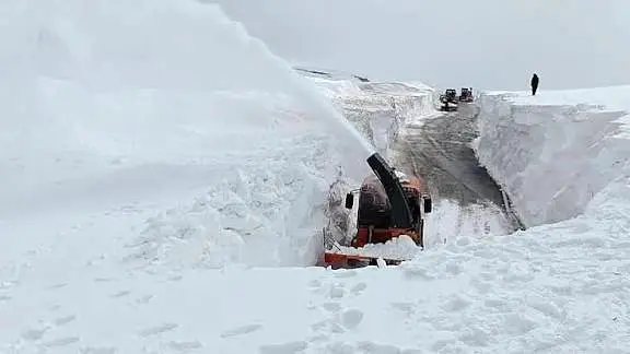 نبرد دشوار با برف ۵ متری در ترکیه