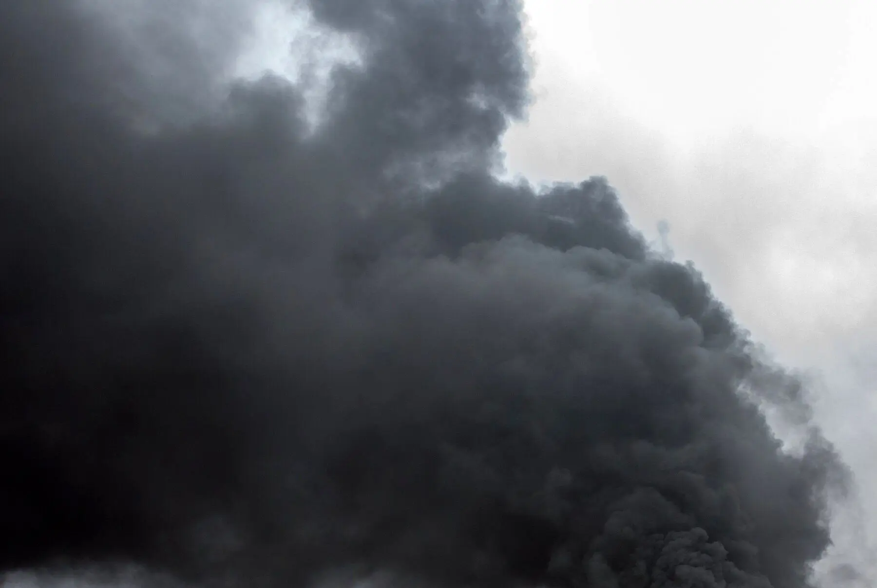 ابر سیاه دود بر فراز منامه/ آتش در مخازن سوخت