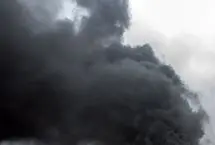 ابر سیاه دود بر فراز منامه/ آتش در مخازن سوخت