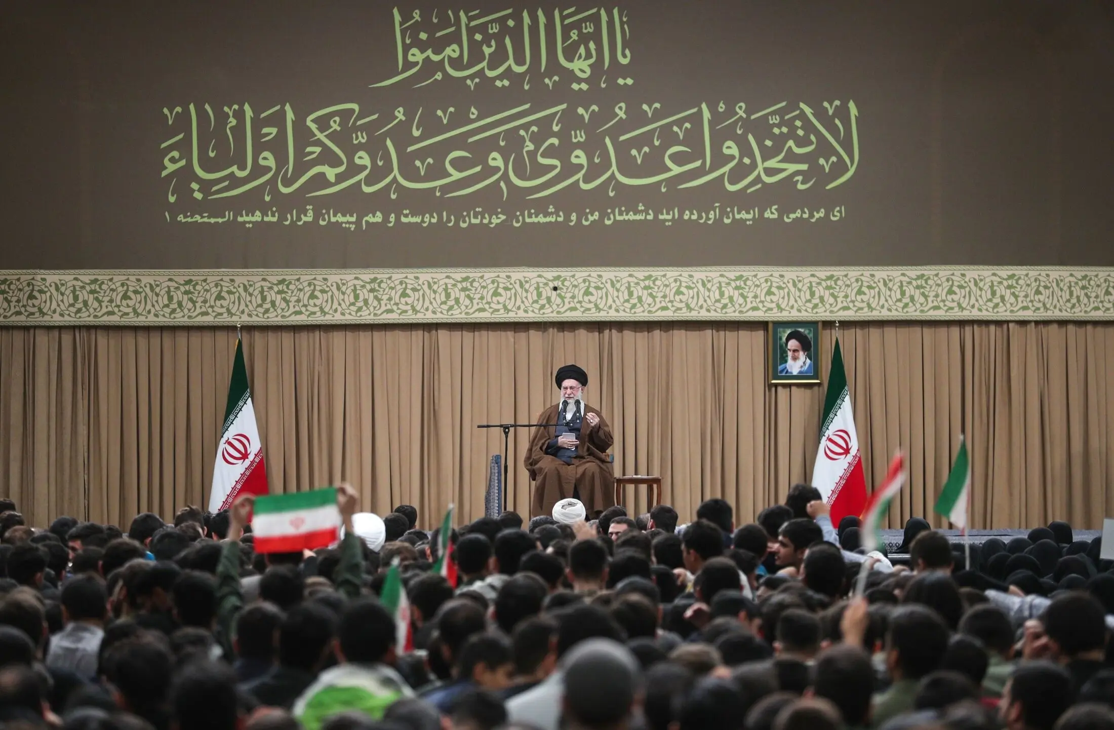 پاسخ رهبر انقلاب به یک سؤال: آیا رابطه ایران و آمریکا تا ابد قطع خواهد بود؟