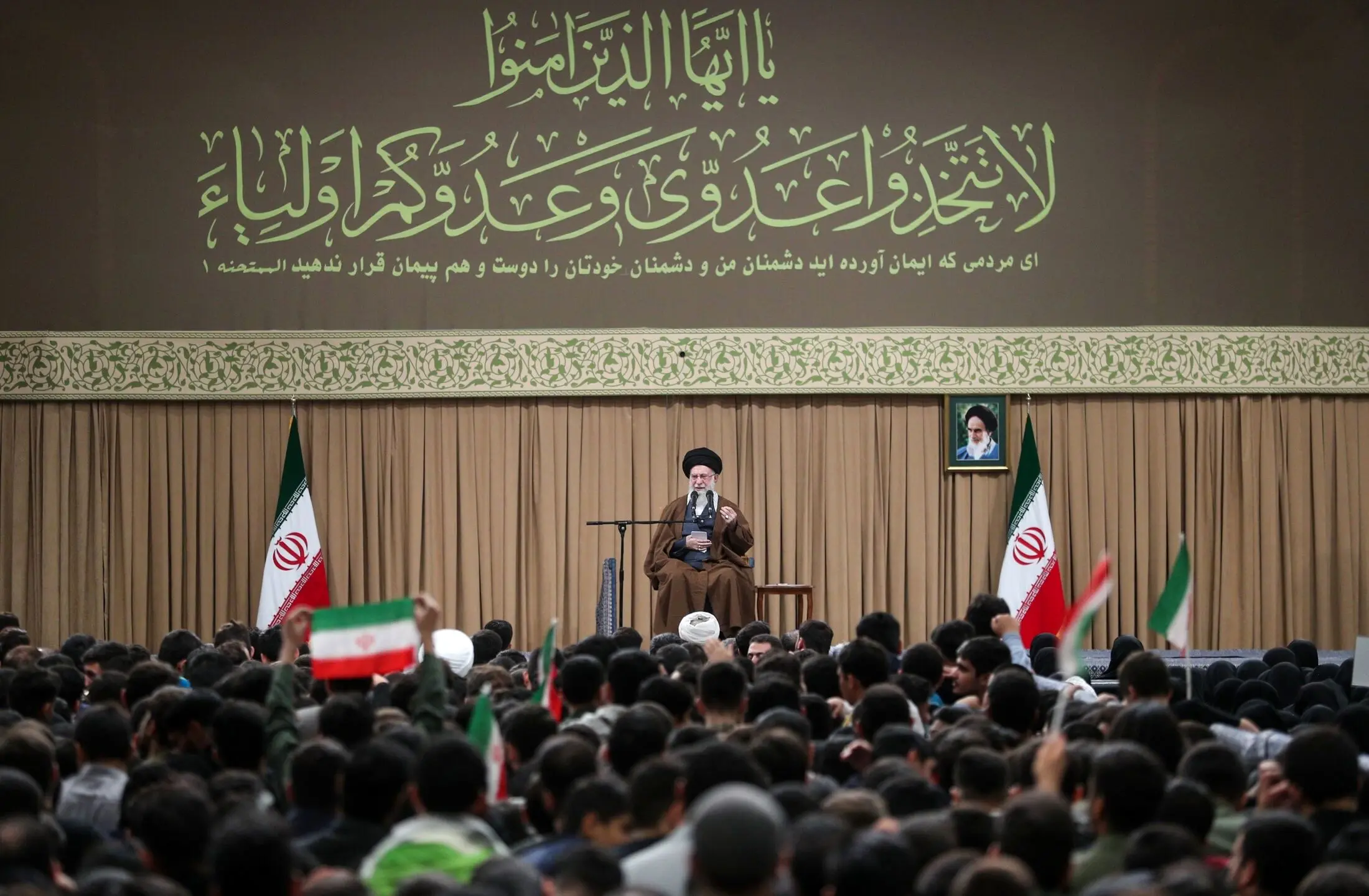 پاسخ رهبر انقلاب به یک سؤال: آیا رابطه ایران و آمریکا تا ابد قطع خواهد بود؟