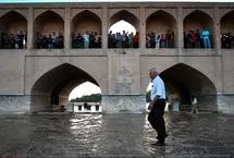 عبور خطرناک با قایق از زیر دهانه پل خواجو 