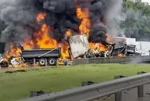 تصادف آتشین دو کامیون