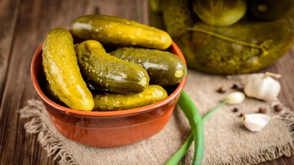 هشدار به خریداران خیارشور فله‌ای؛ این لایه سفید سمی است!
