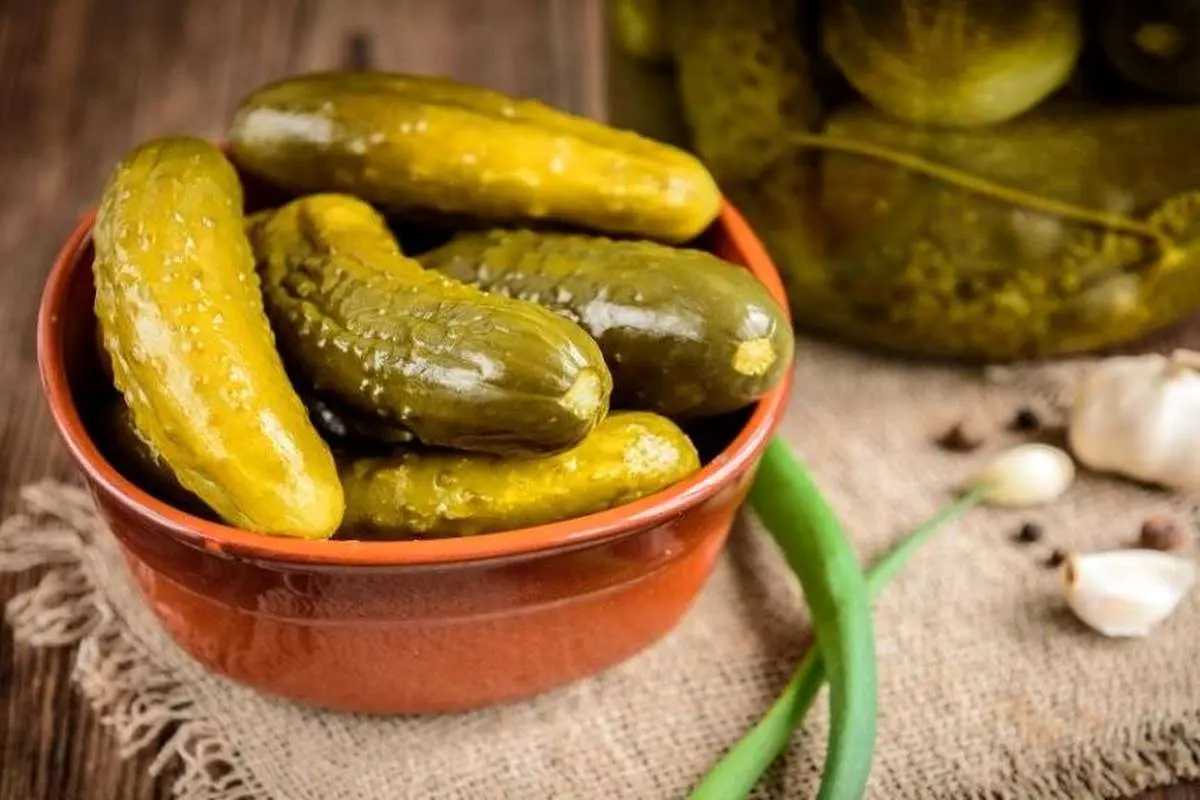 هشدار به خریداران خیارشور فله‌ای؛ این لایه سفید سمی است!
