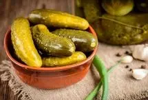 هشدار به خریداران خیارشور فله‌ای؛ این لایه سفید سمی است!
