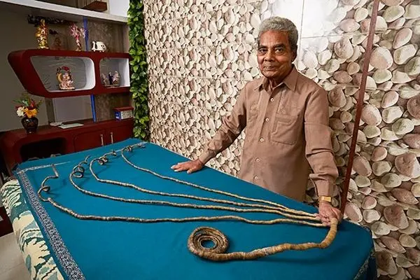 صاحب رکورد طولانی‌ترین ناخن‌های یک دست در جهان