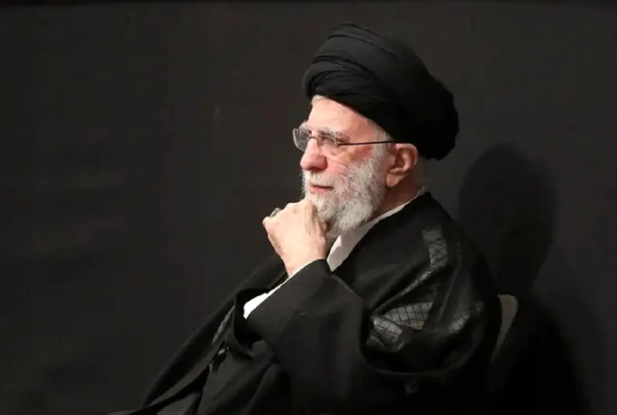 تصویری دیده نشده از رهبر شهید انقلاب در منزلشان