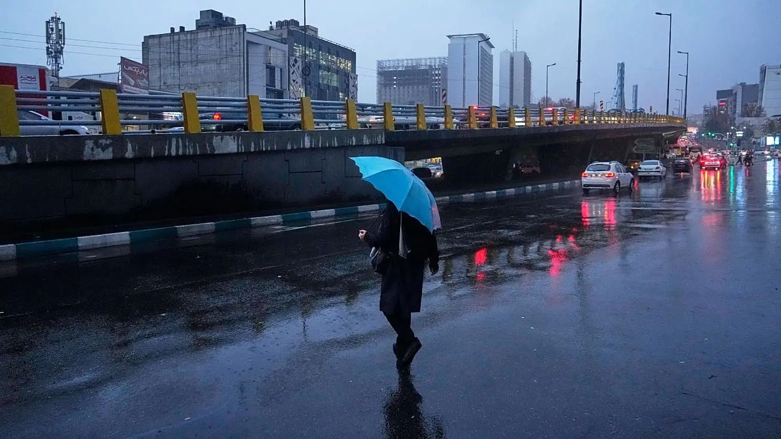 بارش ها تا اواسط هفته آینده ادامه خواهد داشت/ احتمال رگبار باران و رعد و برق در تهران
