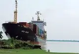 تصاویر لحظه برخورد کشتی کانتینری با ساحل رودخانه‌ای در هند