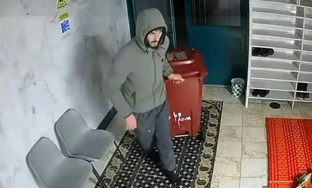 سرقت از صندوق نذورات مسجد با رعایت آداب اسلامی!