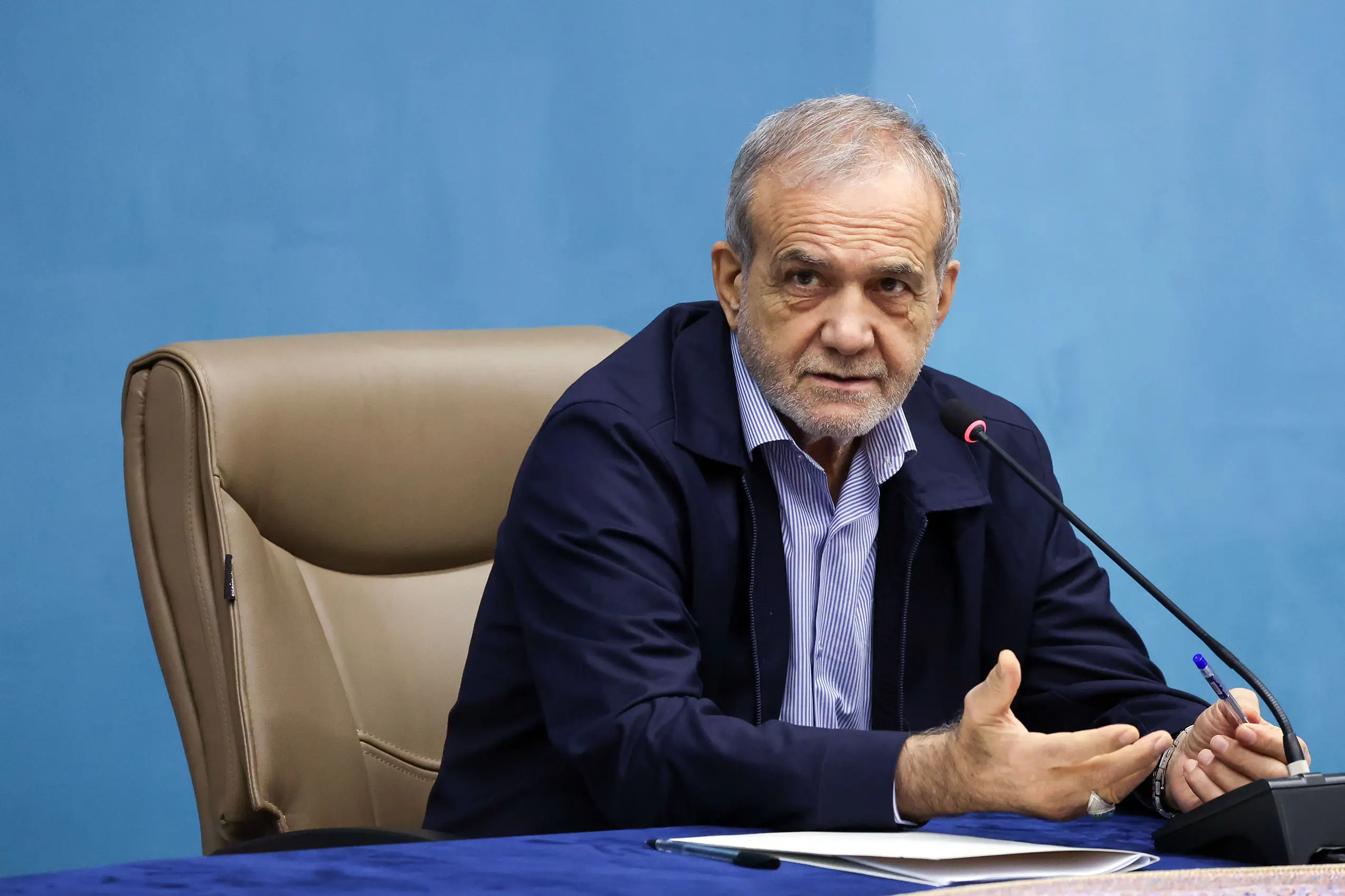 عکس‌های متفاوت پزشکیان در سازمان انرژی اتمی